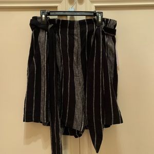 Brand new H&M paper bag waist shorts